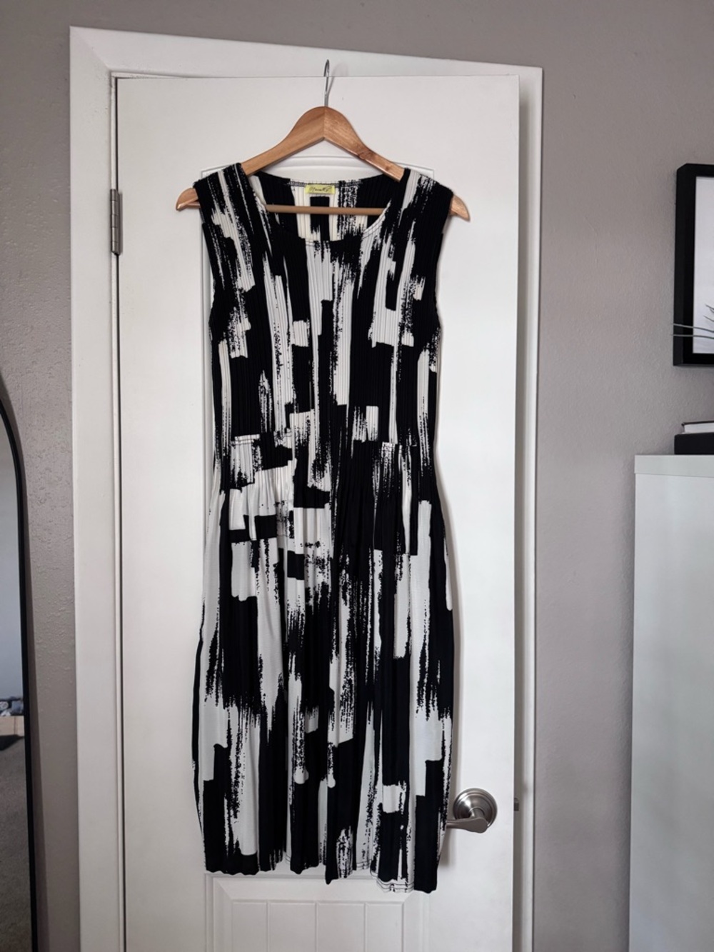 NYC Chelsea’s Market Sleeveless Black and White Abstract Print Dress